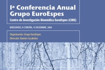 Cartel de la conferencia en tonos azules y texto en blanco, que anuncia la "1ª Conferencia Anual Grupo EuroEspes" que se celebrará el 15 de diciembre de 2009 en A Coruña. Está organizada por el Grupo EuroEspes y dirigida por Ramón Cacabelos. Al fondo se ven ramas desnudas.