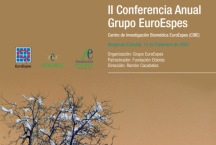 Un cartel para la "II Conferencia Anual Grupo EuroEspes". Incluye logotipos, un árbol con pájaros blancos y detalles de presentación de Ramón Cacabelos, Fernando Fernández y Wenceslao Carrillo.