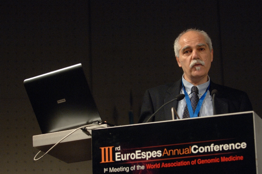 Un hombre con bigote habla en un podio durante la 3.ª Conferencia Anual de EuroEspes. En el podio hay un ordenador portátil y una pantalla detrás de él muestra parte del cartel de la conferencia.