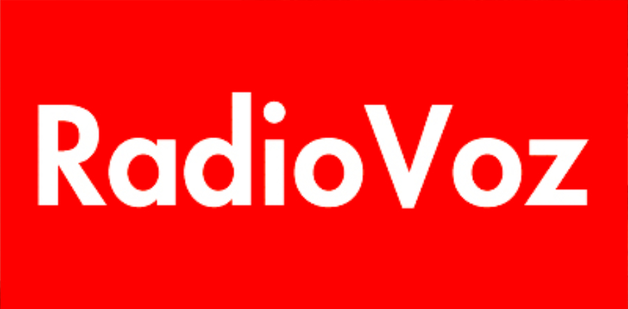 En un llamativo rectángulo rojo con texto blanco, "Entrevista al Dr. Cacabelos en los micrófonos de Radio Voz" ocupa un lugar central.