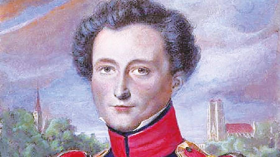Retrato de estilo del siglo XIX de un hombre con uniforme militar y cuello alto rojo, que rezuma la determinación de alguien que se ha enfrentado a la paz vilipendiada. El fondo muestra un paisaje pintoresco con árboles y edificios distantes bajo un cielo nublado.