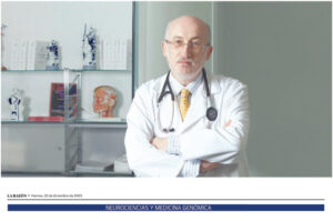 Un médico con bata blanca y estetoscopio se encuentra de pie con los brazos cruzados en un consultorio. En el fondo, hay estanterías con libros y modelos cerebrales. El texto en la parte inferior dice "Neurociencias y Medicina Genómica".